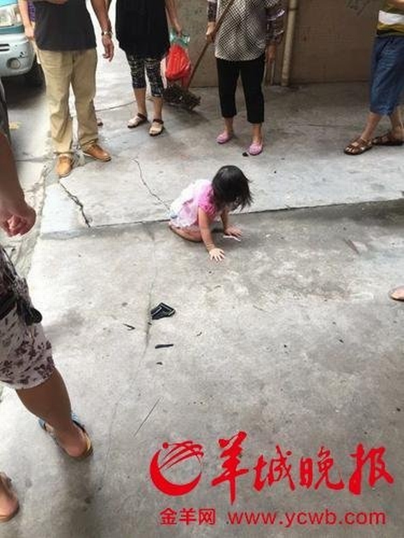 Bé gái 2 tuổi thoát chết sau khi rơi từ tầng 5    