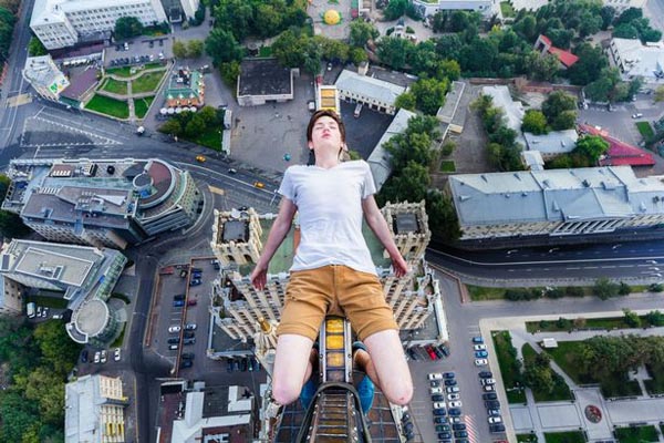 Chàng trai leo lên tòa nhà 156 m để chụp ảnh nằm ngủ