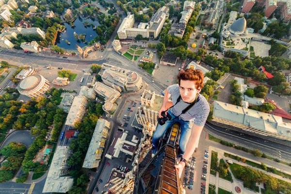 Chàng trai leo lên tòa nhà 156 m để chụp ảnh nằm ngủ