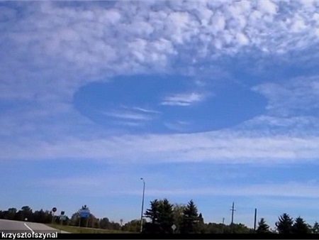 Hố tròn khổng lồ bí ẩn trên bầu trời Canada