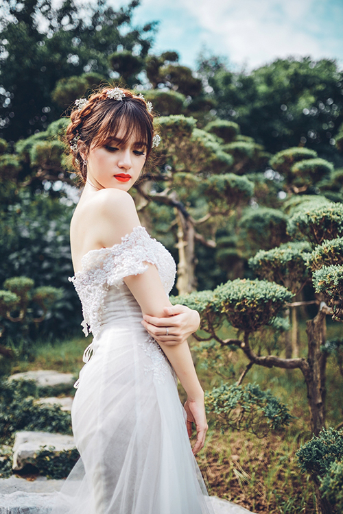 Hương Giang Idol khoe vòng một sexy khi làm cô dâu