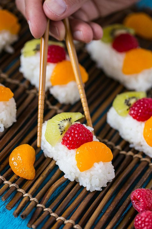 Tự làm Sushi trái cây ngọt .