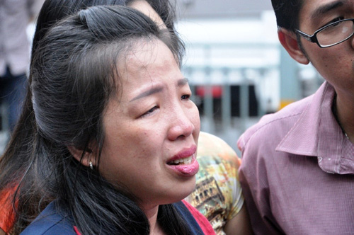 Cháy quán hủ tiếu: Xót xa người mẹ chết trong tư thế ôm con     
