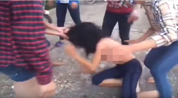 Một nữ sinh bị lột áo, đánh hội đồng và bắt nhảy xuống sông gây phẫn nộ ở Bắc Giang