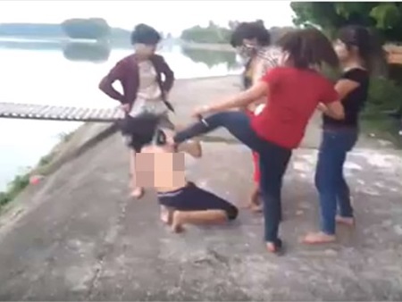 Một nữ sinh bị lột áo, đánh hội đồng và bắt nhảy xuống sông gây phẫn nộ ở Bắc Giang