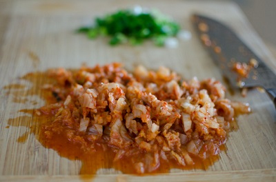 Kết hợp Nhật - Hàn trong món cơm nắm kimchi cá ngừ tuyệt ngon