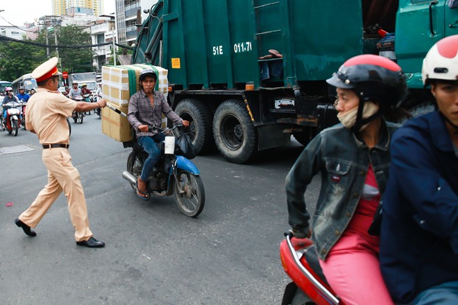 CSGT tịch thu hàng trăm 'xe mù' ở Sài Gòn