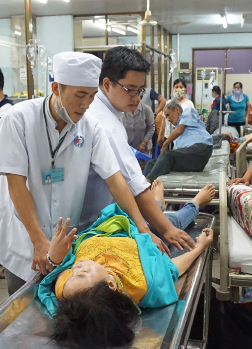 Bệnh viện Bình Dương kẹt cứng bởi hàng nghìn công nhân bị ngộ độc