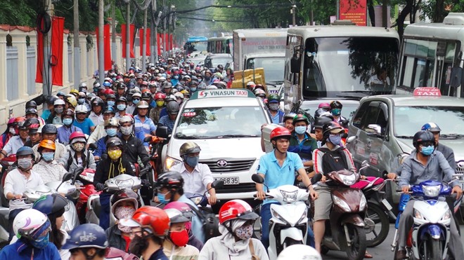 Bão bụi, tiếng ồn bao vây người Sài Gòn