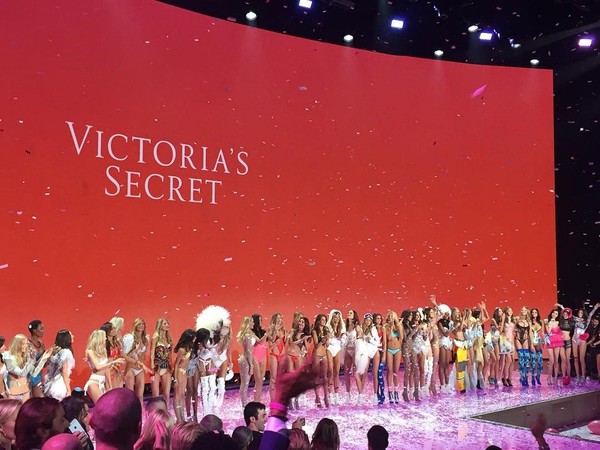 HOT: Những hình ảnh đầu tiên của Victoria's Secret Fashion Show 2015