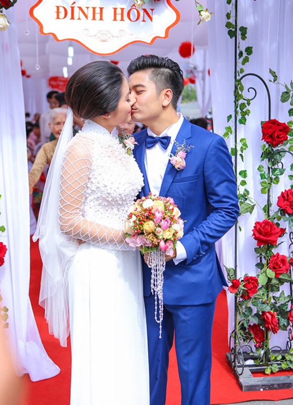 Vân Trang diện áo dài trắng thuần khiết trong lễ đính hôn