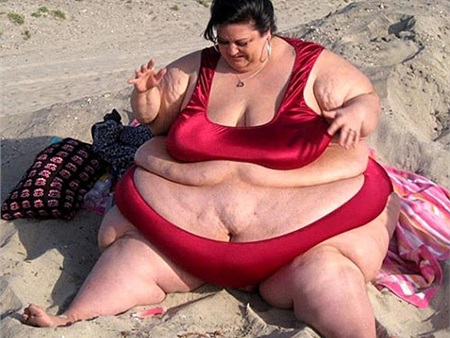 Người phụ nữ nặng 327kg vì bị bạn trai "âm thầm" vỗ béo