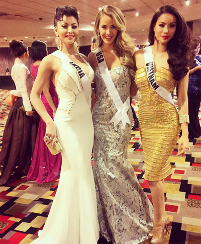 Phạm Hương đọ đường cong với các người đẹp Miss Universe