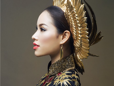 Xuýt xoa trước quốc phục mạ vàng của Phạm Hương tại "Hoa hậu Hoàn vũ 2015"