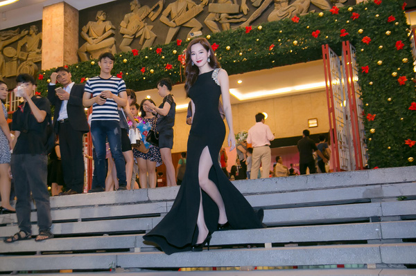 Hoa hậu Thu Thảo khéo léo khoe chân thon dài với váy xẻ cao
