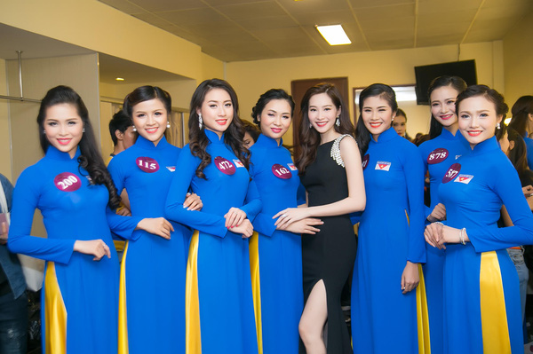 Hoa hậu Thu Thảo khéo léo khoe chân thon dài với váy xẻ cao